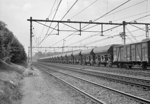 159813 Afbeelding van open zelflossers (type Fds) van de N.S. voor het vervoer van steenkolen op het emplacement te Arnhem.